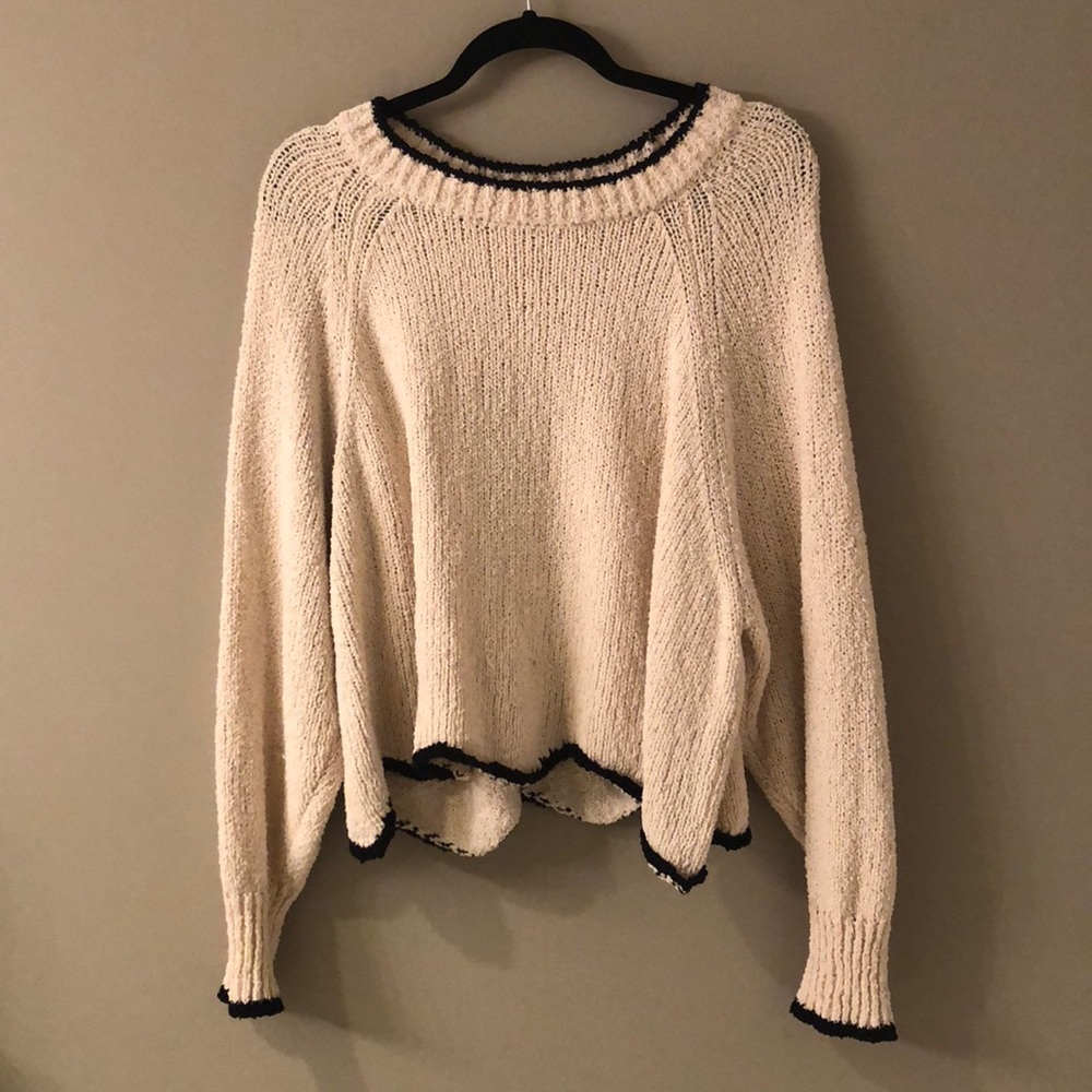 Sweater with scalloped bottom